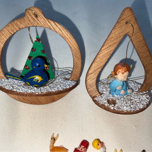 Vintage Lot of 4 Wooden Diorama Christmas Ornaments - Picture 2 of 8
